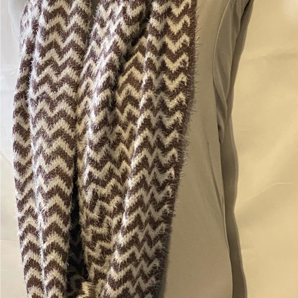 Fuzzy Chevron Pattern Scarf Brown - Picture 7 of 11